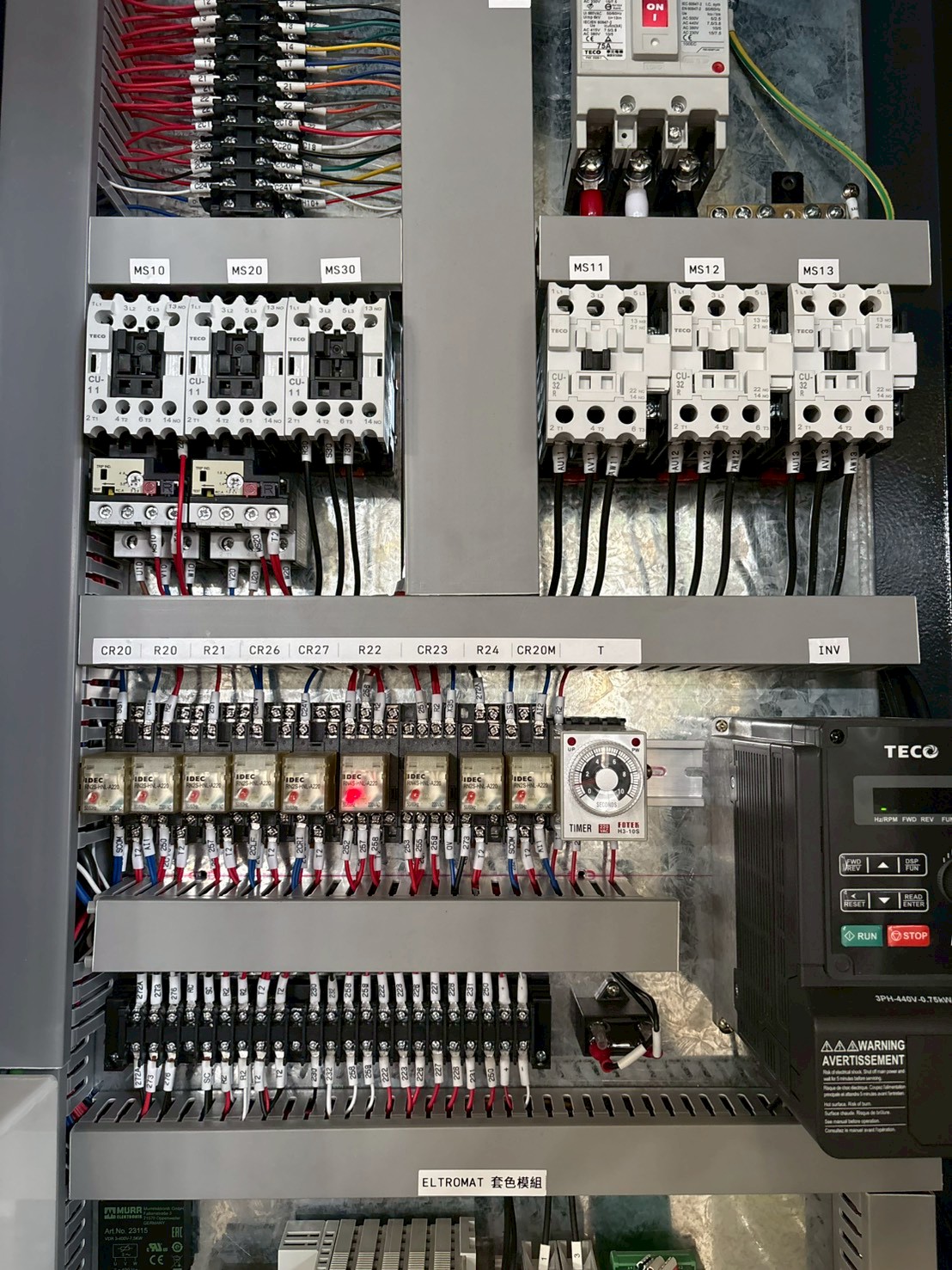 10色印刷機電控盤電磁接觸器與繼電器組